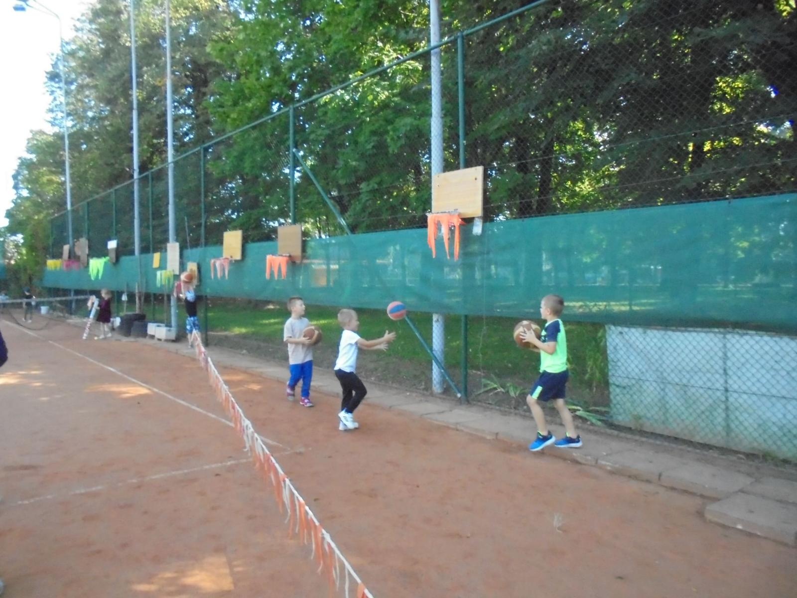 Zdjęcie w galerii na portalu naszraciborz.pl: Kangurki z przedszkola przy Słonecznej na tenisowym korcie wiadomości z regionu