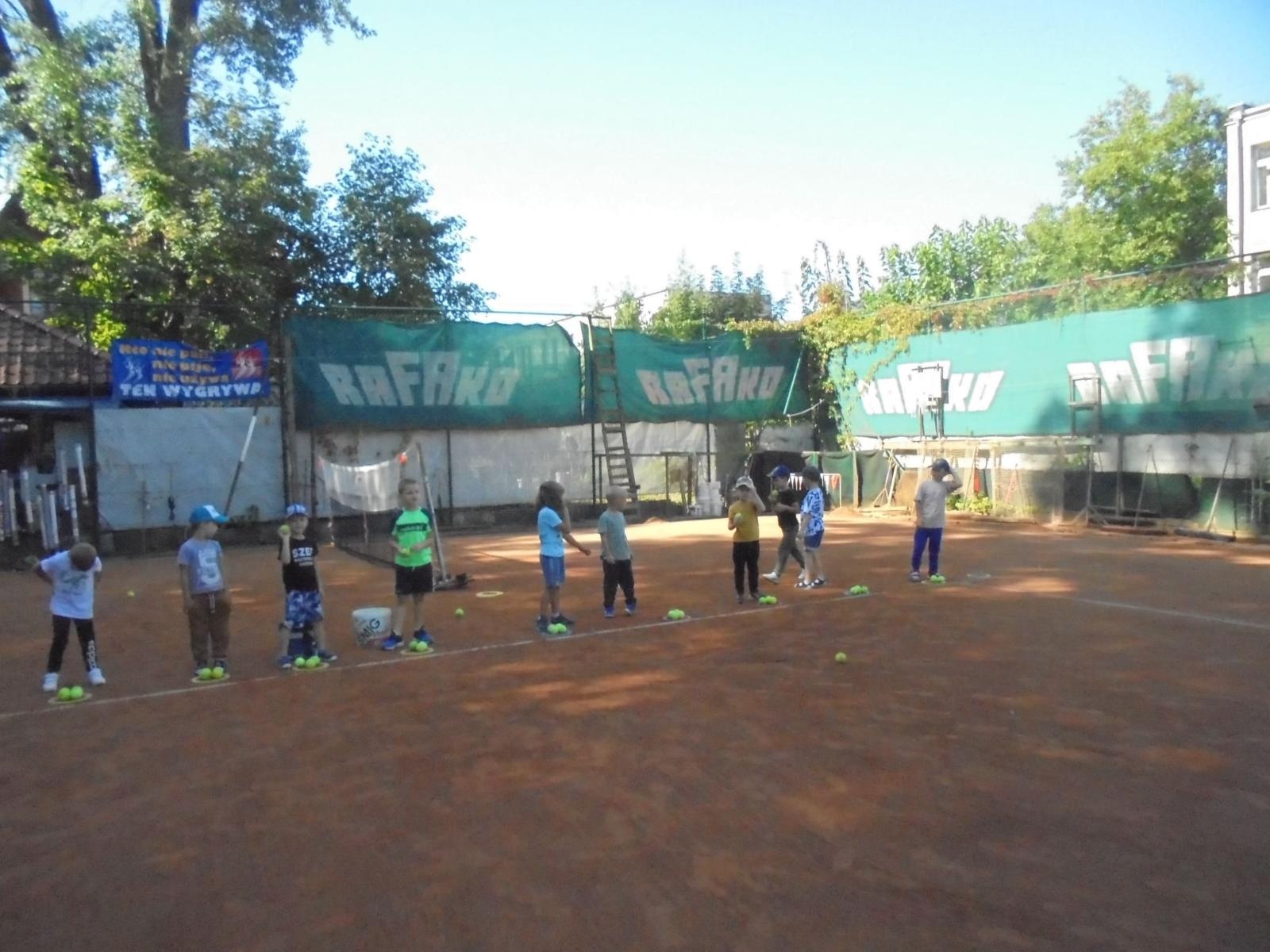 Zdjęcie w galerii na portalu naszraciborz.pl: Kangurki z przedszkola przy Słonecznej na tenisowym korcie wiadomości z regionu