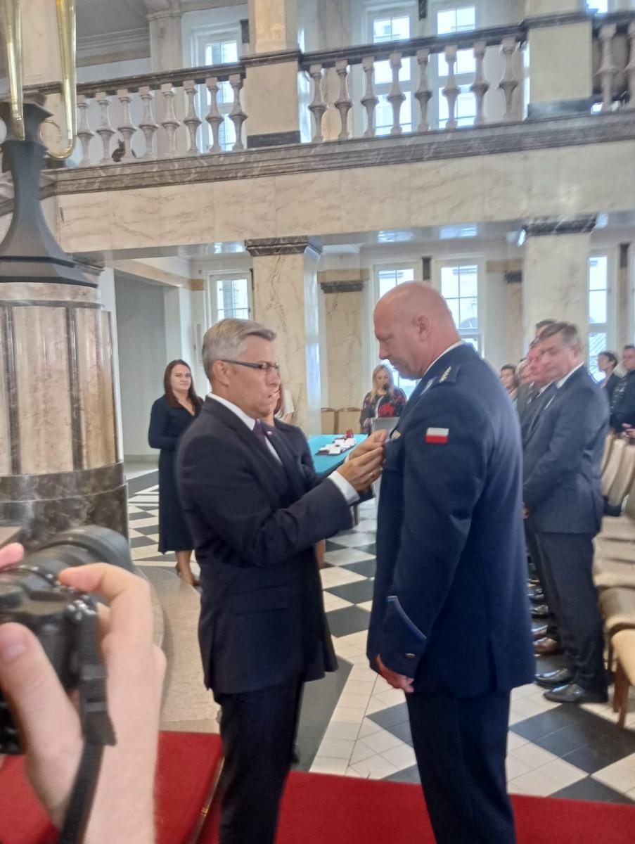 Zdjęcie w galerii na portalu naszraciborz.pl: Raciborski policjant z Brązowym Krzyżem Zasługi wiadomości z regionu