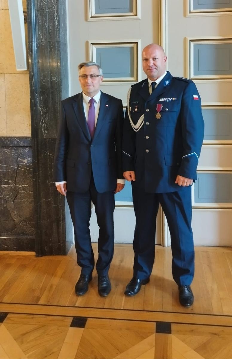 Zdjęcie w galerii na portalu naszraciborz.pl: Raciborski policjant z Brązowym Krzyżem Zasługi wiadomości z regionu