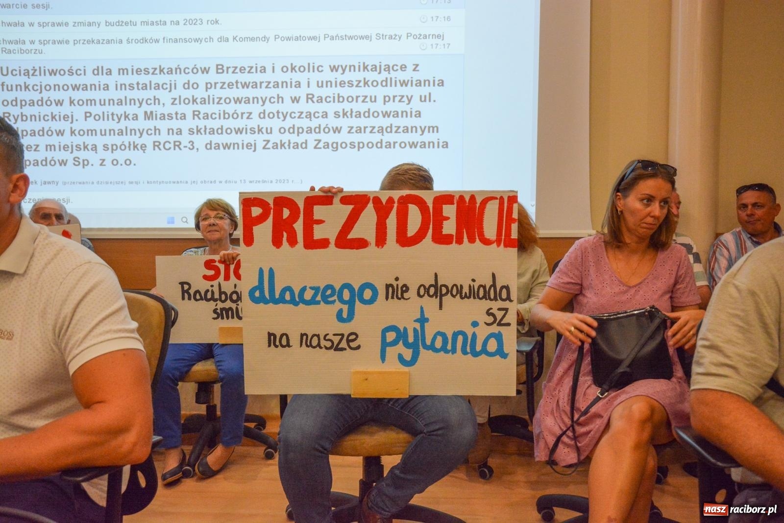 Zdjęcie w galerii na portalu naszraciborz.pl: Zakładnicy sporu. Burzliwa sesja o smrodzie na Brzeziu [FOTO] wiadomości z regionu