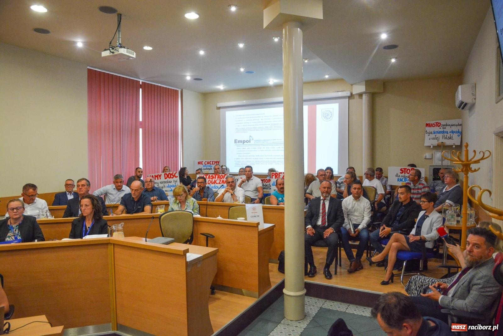 Zdjęcie w galerii na portalu naszraciborz.pl: Zakładnicy sporu. Burzliwa sesja o smrodzie na Brzeziu [FOTO] wiadomości z regionu