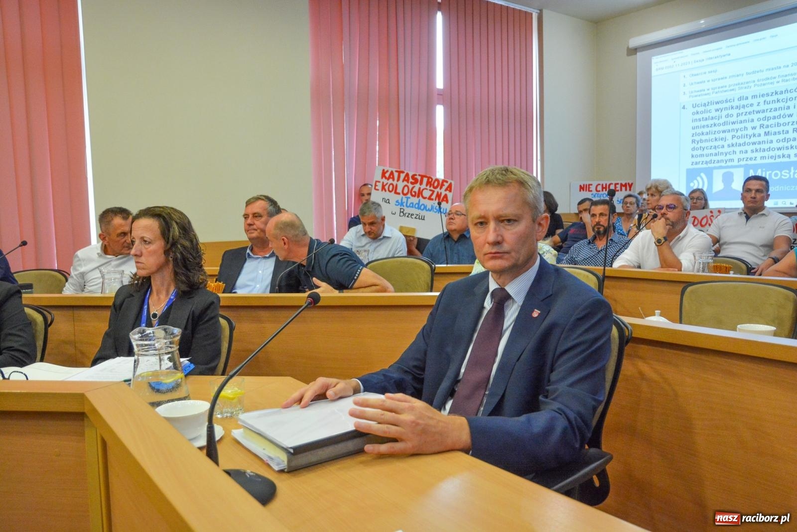 Zdjęcie w galerii na portalu naszraciborz.pl: Zakładnicy sporu. Burzliwa sesja o smrodzie na Brzeziu [FOTO] wiadomości z regionu