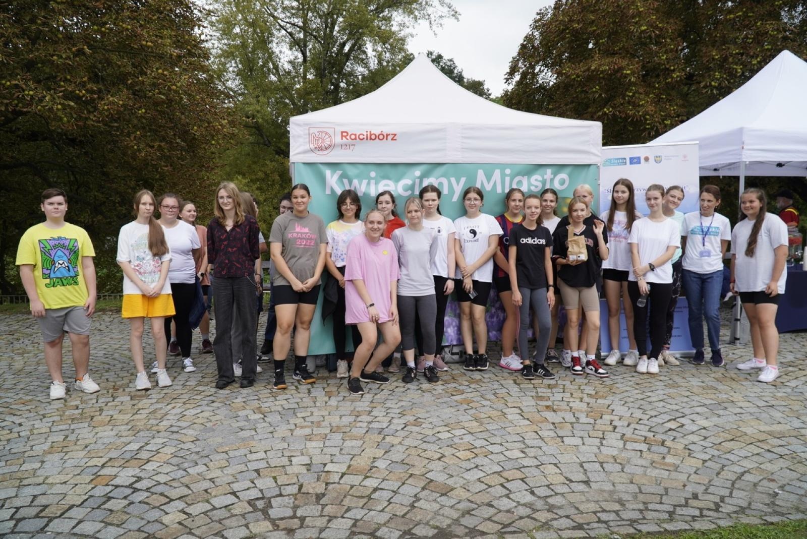 Zdjęcie w galerii na portalu naszraciborz.pl: Miasto wraz z dziećmi i mieszkańcami zasadziło krokusy wiadomości z regionu