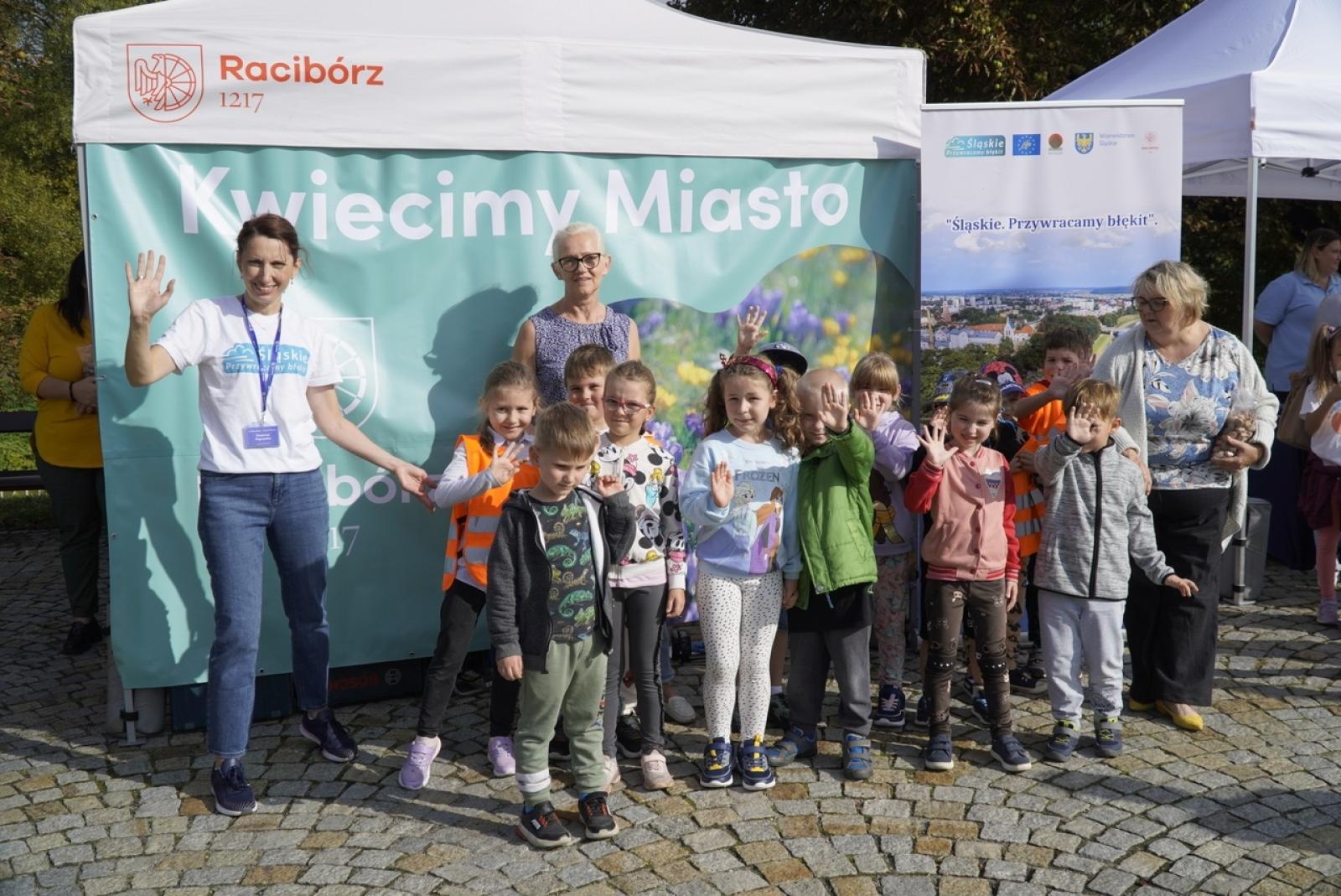 Zdjęcie w galerii na portalu naszraciborz.pl: Miasto wraz z dziećmi i mieszkańcami zasadziło krokusy wiadomości z regionu