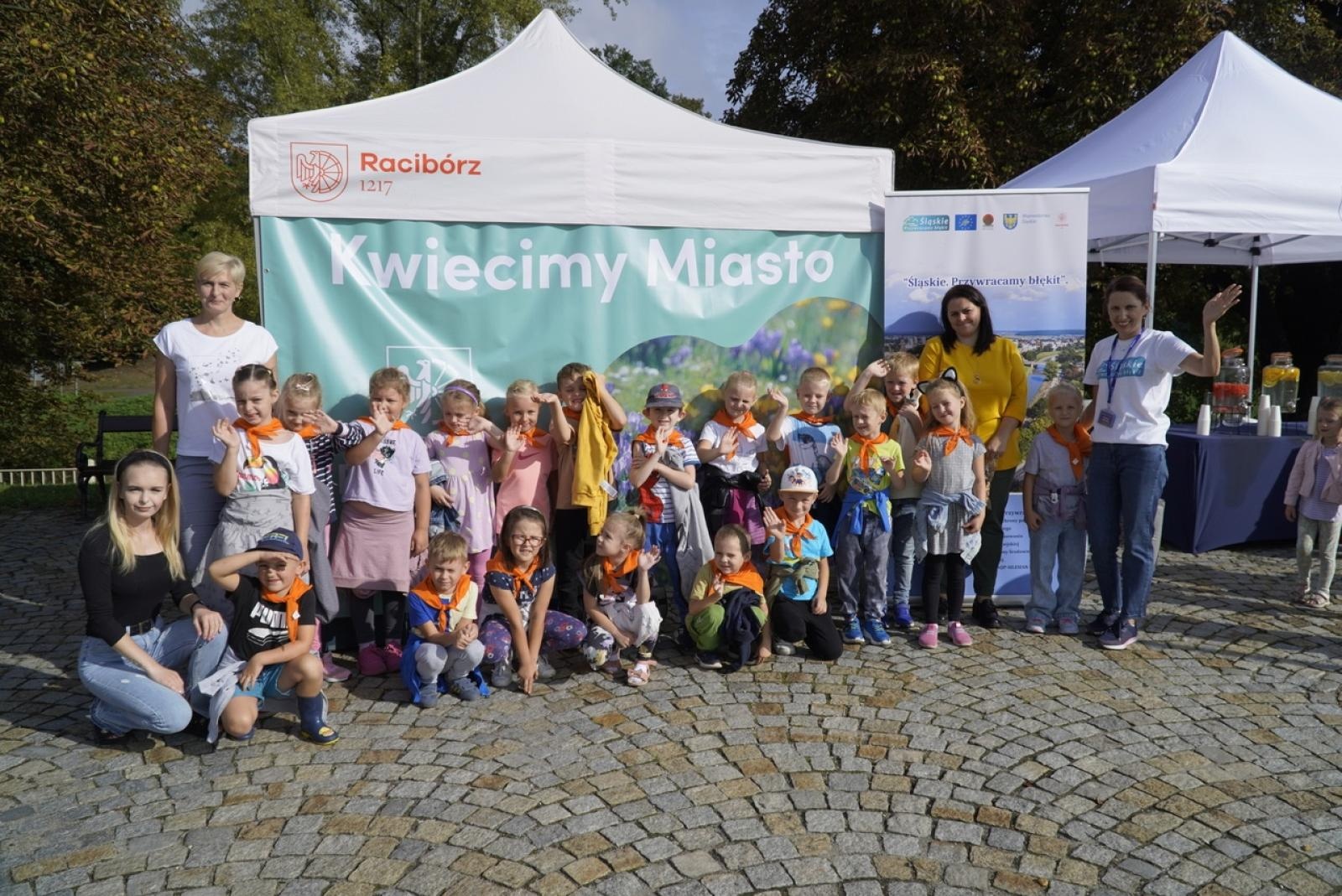 Zdjęcie w galerii na portalu naszraciborz.pl: Miasto wraz z dziećmi i mieszkańcami zasadziło krokusy wiadomości z regionu