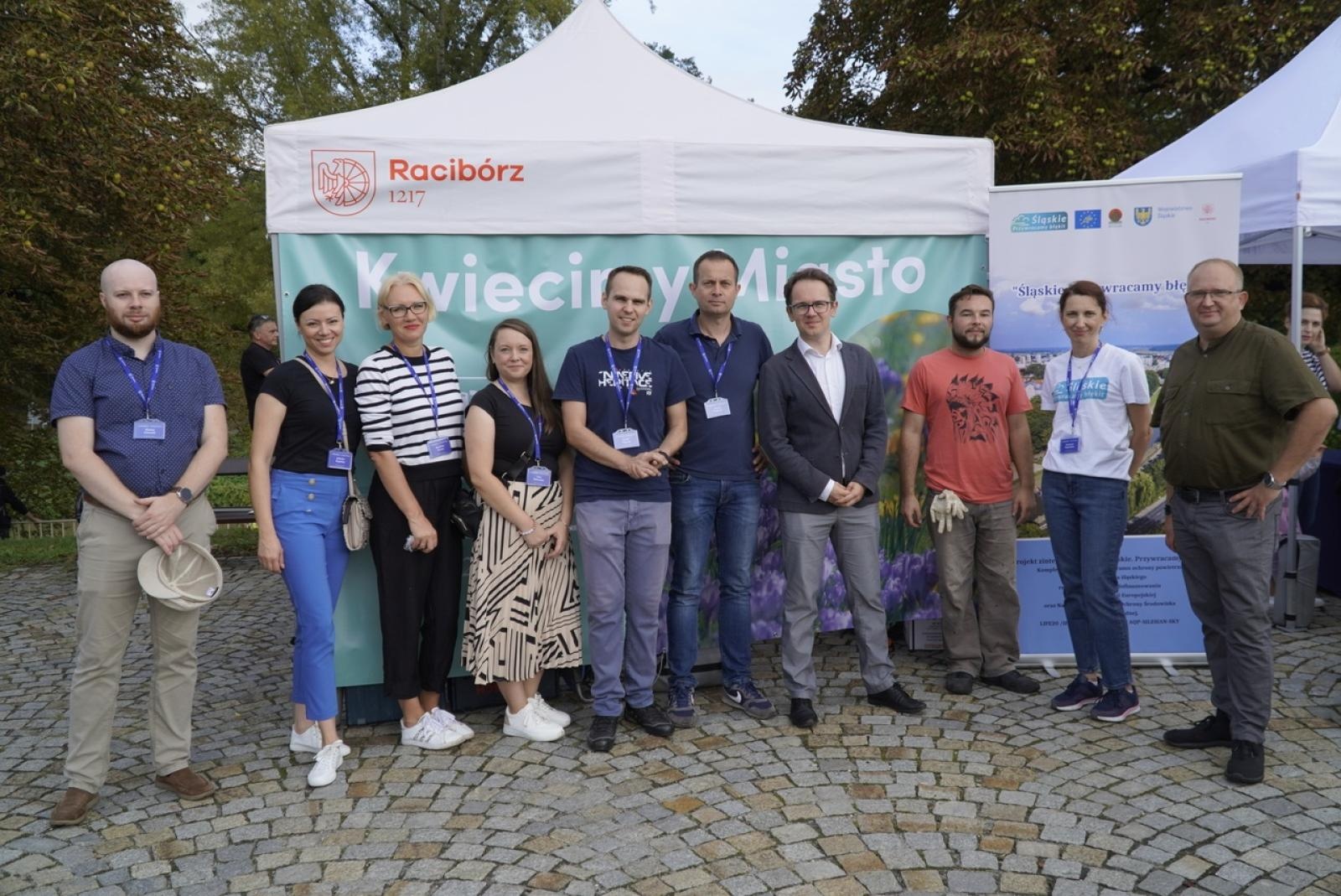 Zdjęcie w galerii na portalu naszraciborz.pl: Miasto wraz z dziećmi i mieszkańcami zasadziło krokusy wiadomości z regionu