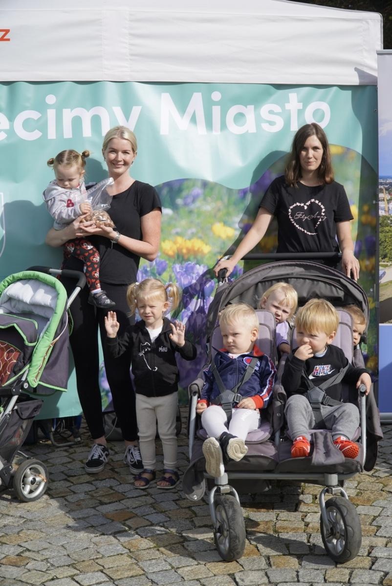 Zdjęcie w galerii na portalu naszraciborz.pl: Miasto wraz z dziećmi i mieszkańcami zasadziło krokusy wiadomości z regionu