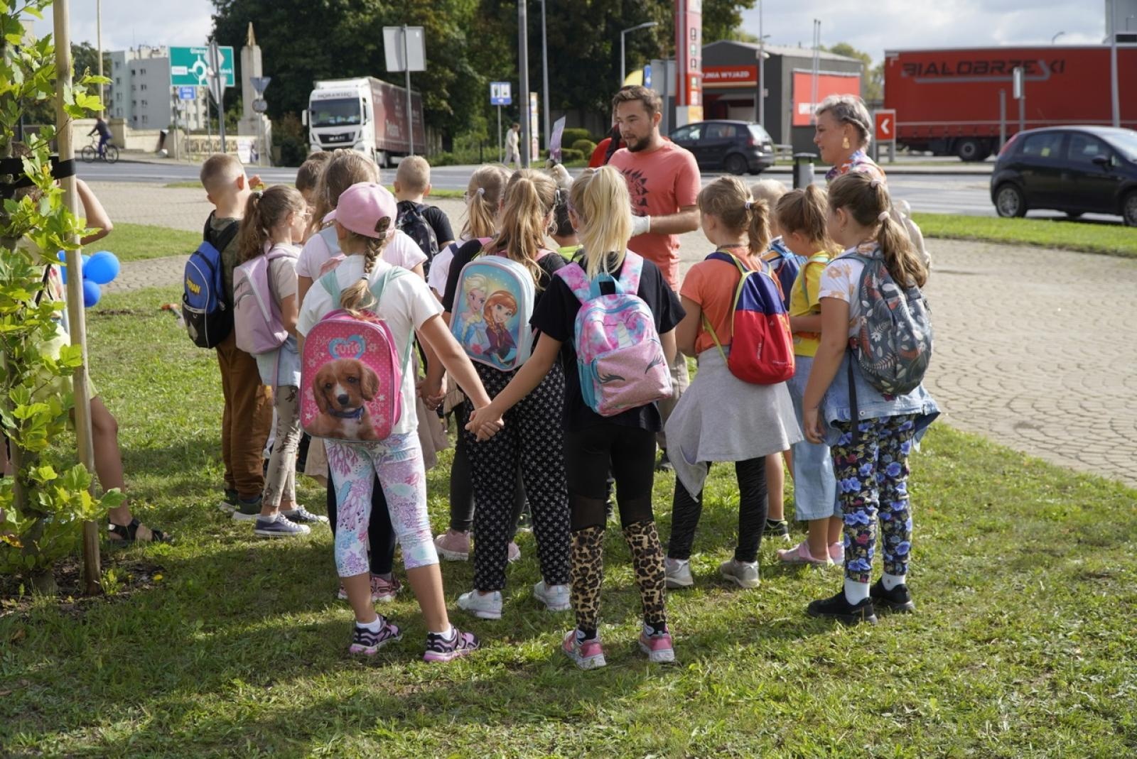 Zdjęcie w galerii na portalu naszraciborz.pl: Miasto wraz z dziećmi i mieszkańcami zasadziło krokusy wiadomości z regionu