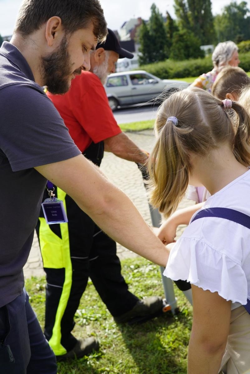 Zdjęcie w galerii na portalu naszraciborz.pl: Miasto wraz z dziećmi i mieszkańcami zasadziło krokusy wiadomości z regionu