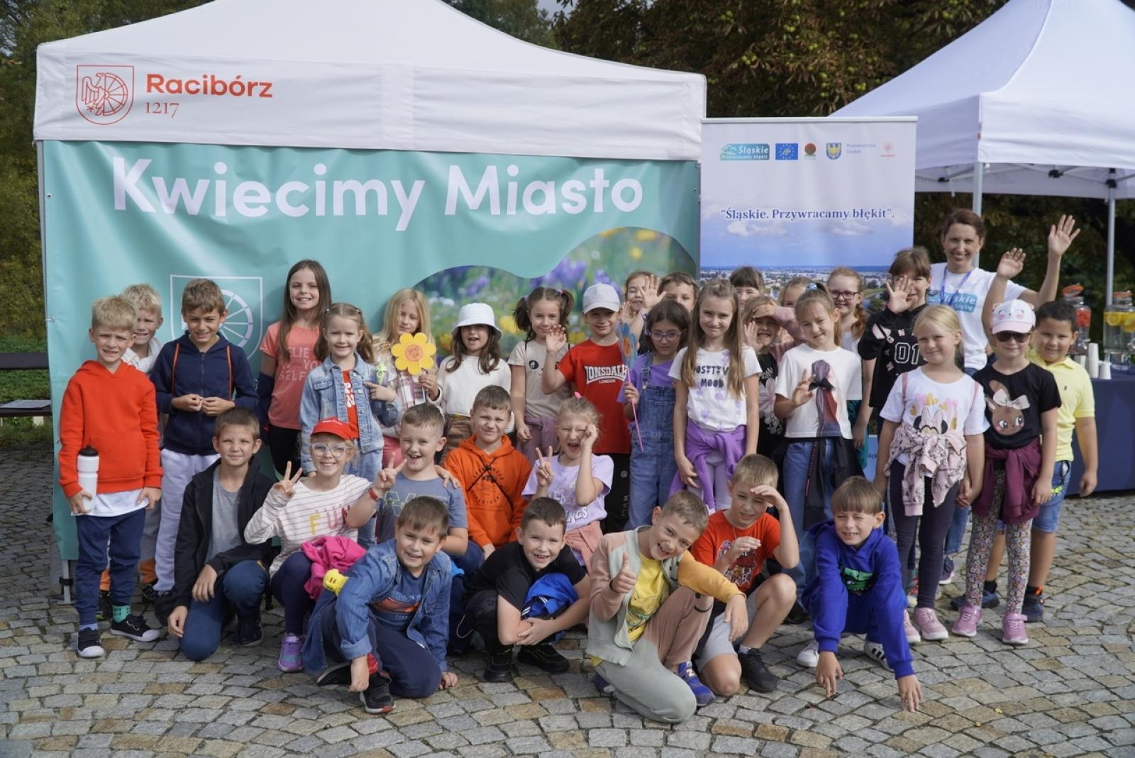 Zdjęcie w galerii na portalu naszraciborz.pl: Miasto wraz z dziećmi i mieszkańcami zasadziło krokusy wiadomości z regionu