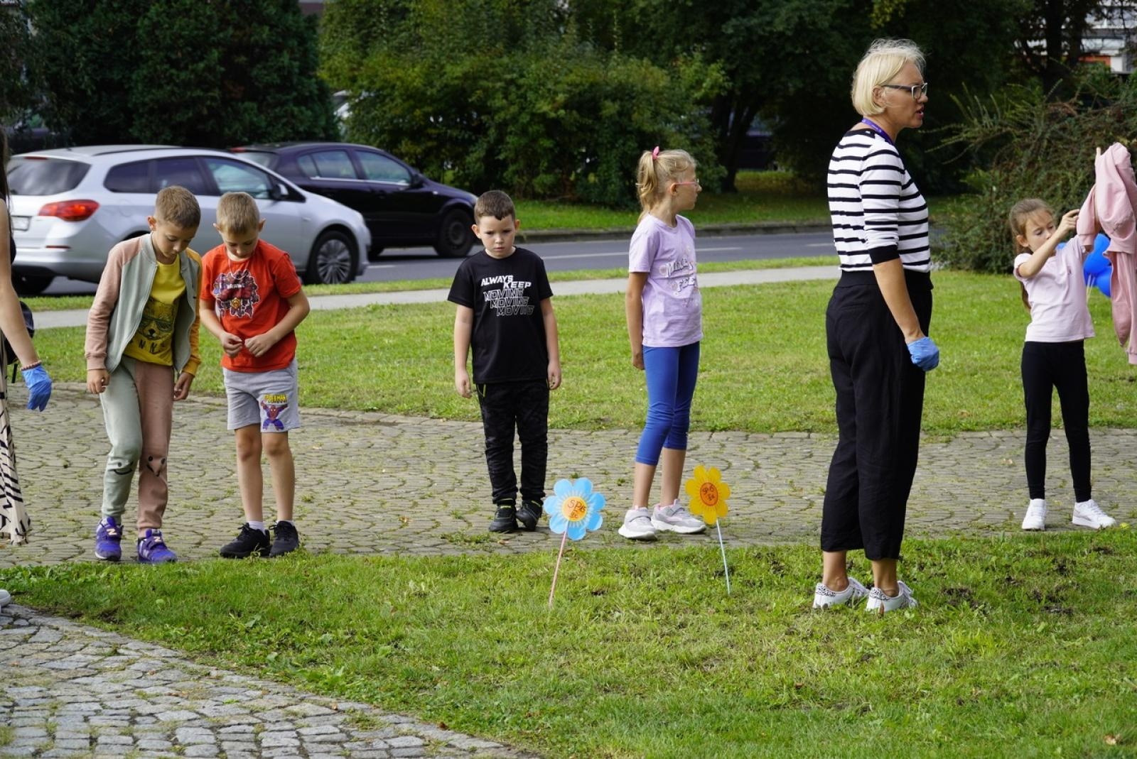 Zdjęcie w galerii na portalu naszraciborz.pl: Miasto wraz z dziećmi i mieszkańcami zasadziło krokusy wiadomości z regionu