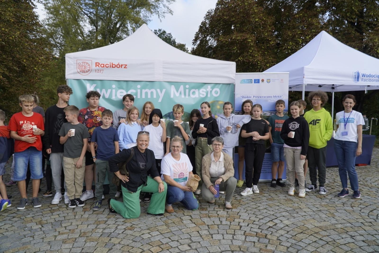 Zdjęcie w galerii na portalu naszraciborz.pl: Miasto wraz z dziećmi i mieszkańcami zasadziło krokusy wiadomości z regionu