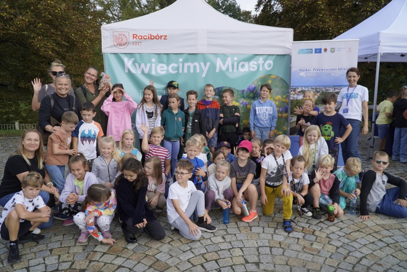 Zdjęcie w galerii na portalu naszraciborz.pl: Miasto wraz z dziećmi i mieszkańcami zasadziło krokusy wiadomości z regionu