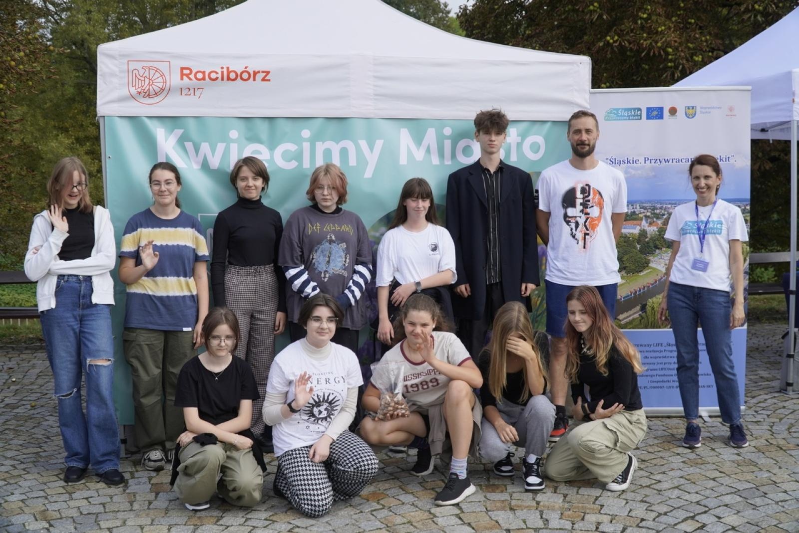 Zdjęcie w galerii na portalu naszraciborz.pl: Miasto wraz z dziećmi i mieszkańcami zasadziło krokusy wiadomości z regionu