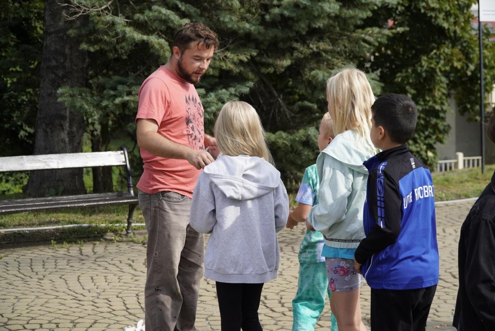 Zdjęcie w galerii na portalu naszraciborz.pl: Miasto wraz z dziećmi i mieszkańcami zasadziło krokusy wiadomości z regionu