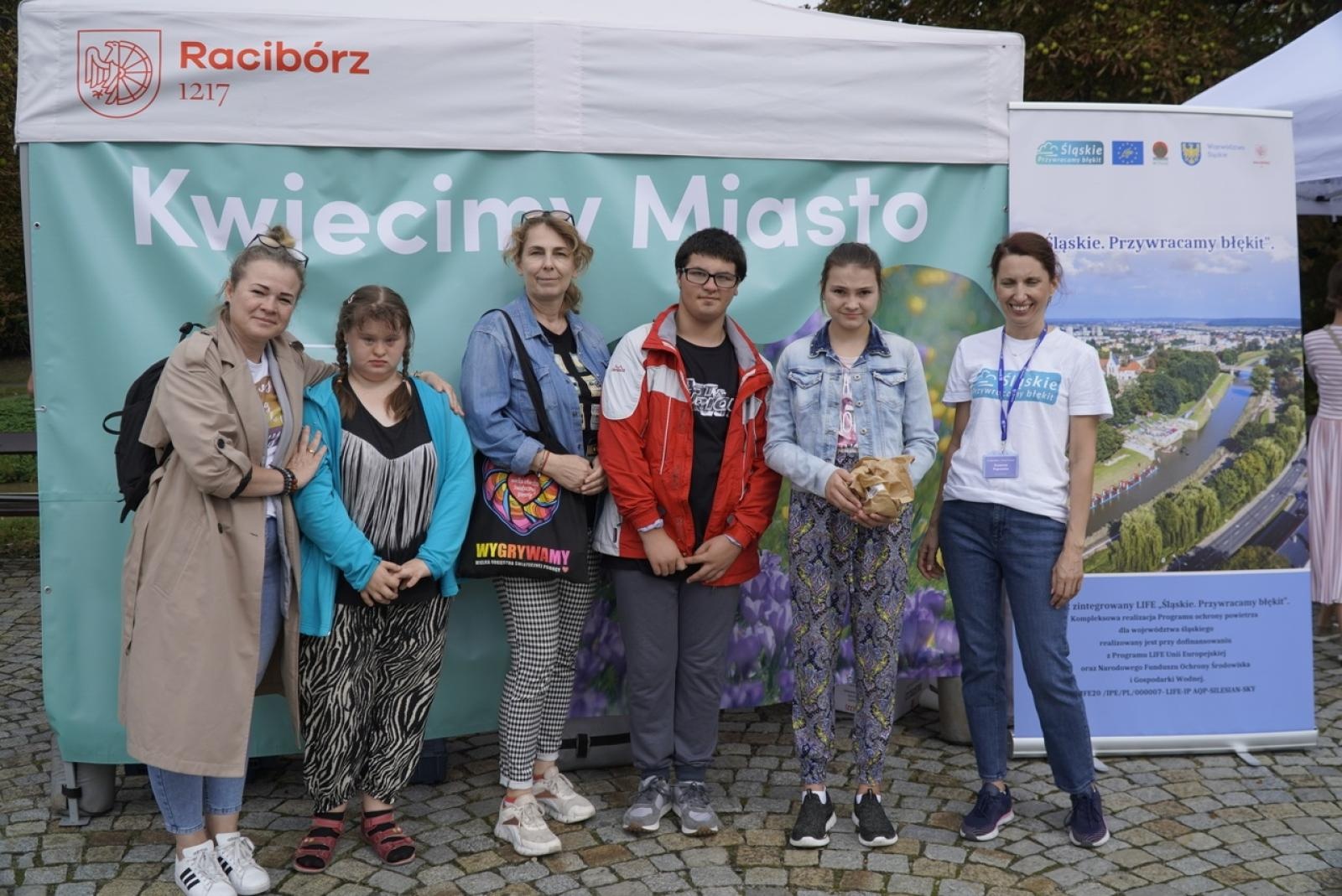 Zdjęcie w galerii na portalu naszraciborz.pl: Miasto wraz z dziećmi i mieszkańcami zasadziło krokusy wiadomości z regionu