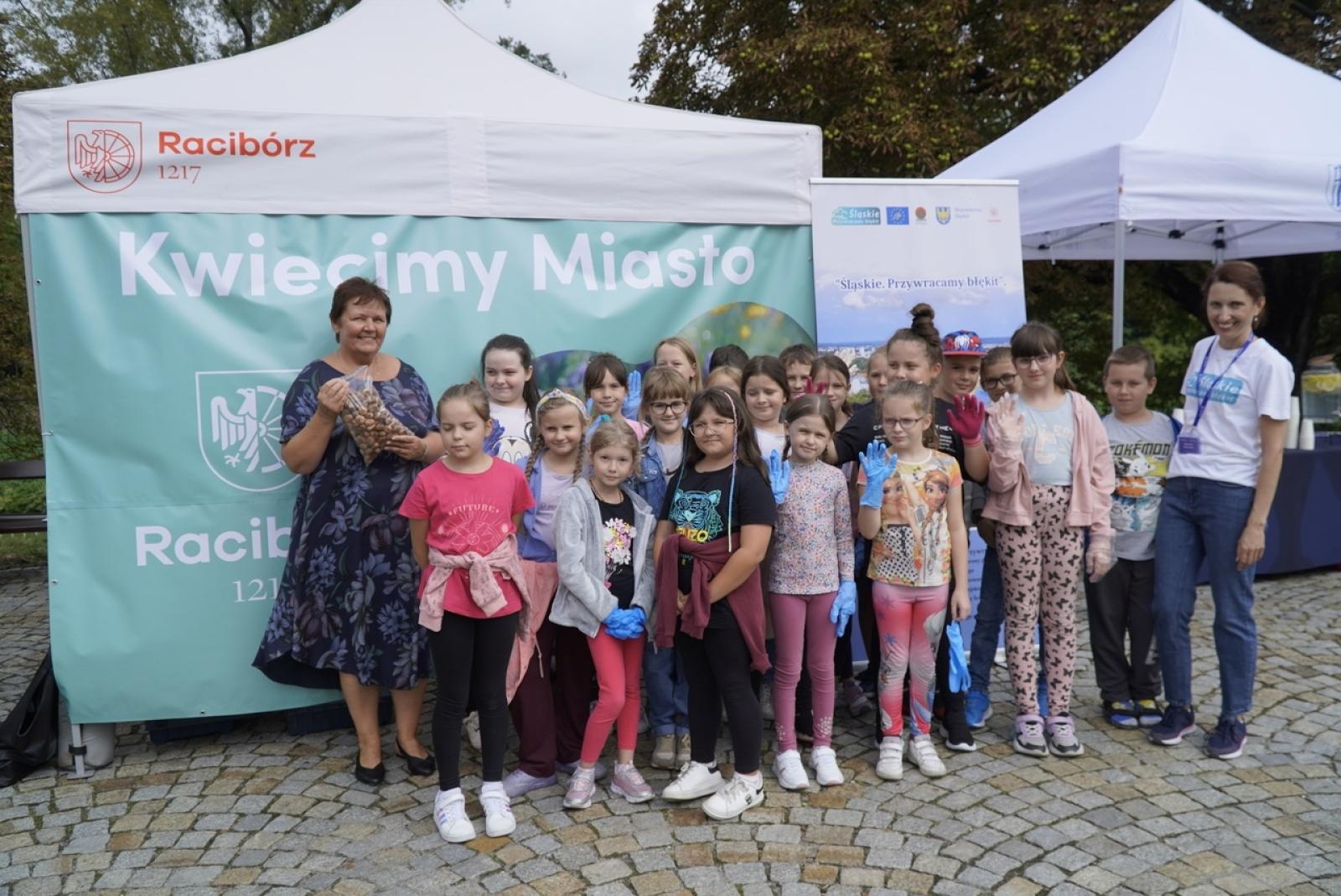Zdjęcie w galerii na portalu naszraciborz.pl: Miasto wraz z dziećmi i mieszkańcami zasadziło krokusy wiadomości z regionu