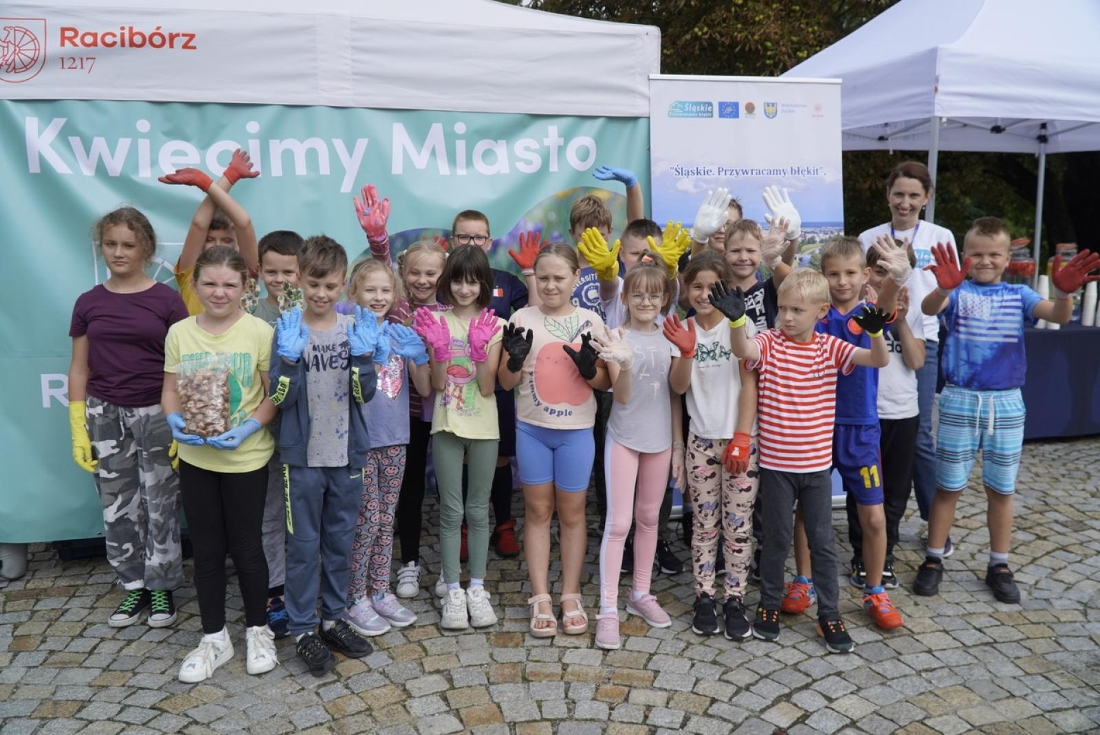 Zdjęcie w galerii na portalu naszraciborz.pl: Miasto wraz z dziećmi i mieszkańcami zasadziło krokusy wiadomości z regionu