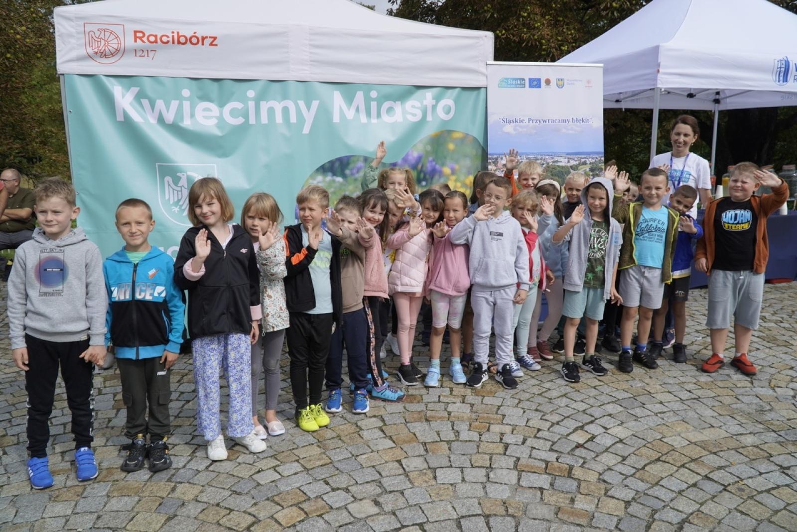 Zdjęcie w galerii na portalu naszraciborz.pl: Miasto wraz z dziećmi i mieszkańcami zasadziło krokusy wiadomości z regionu