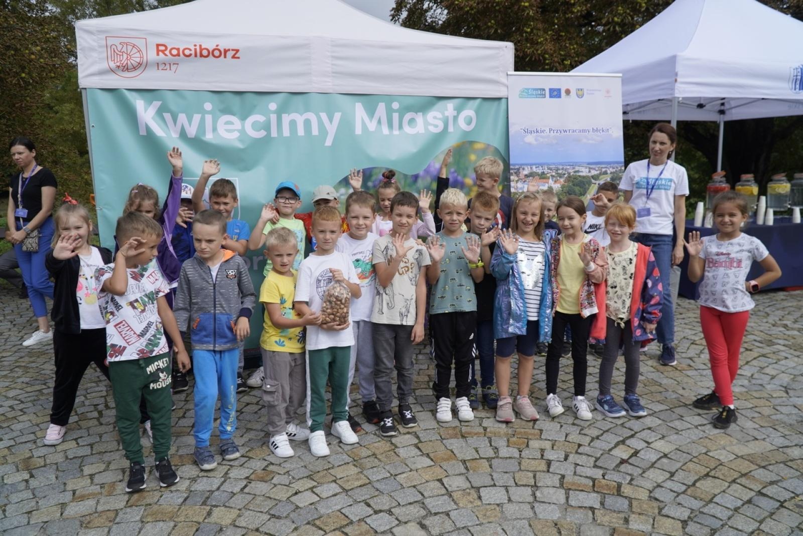 Zdjęcie w galerii na portalu naszraciborz.pl: Miasto wraz z dziećmi i mieszkańcami zasadziło krokusy wiadomości z regionu