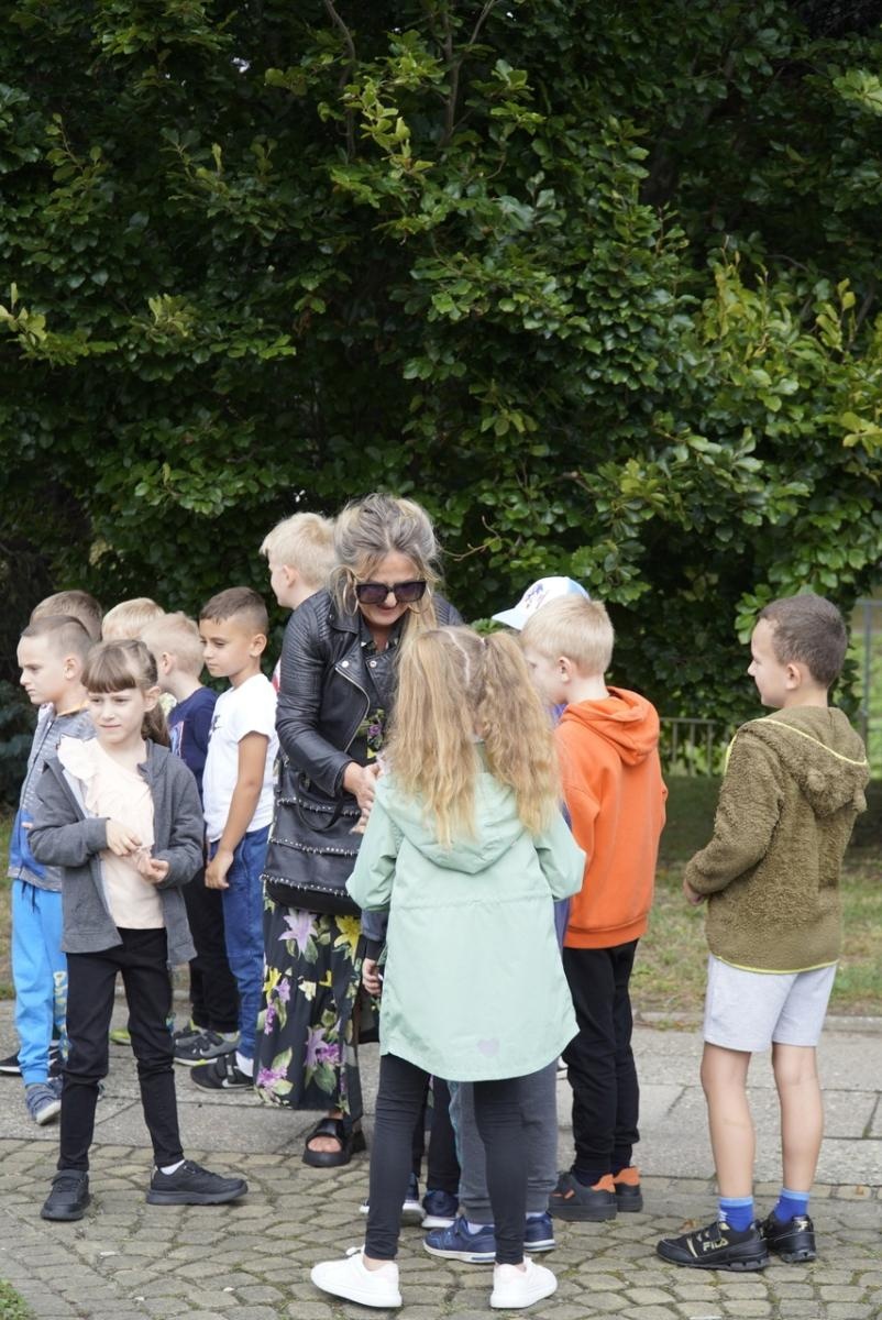 Zdjęcie w galerii na portalu naszraciborz.pl: Miasto wraz z dziećmi i mieszkańcami zasadziło krokusy wiadomości z regionu