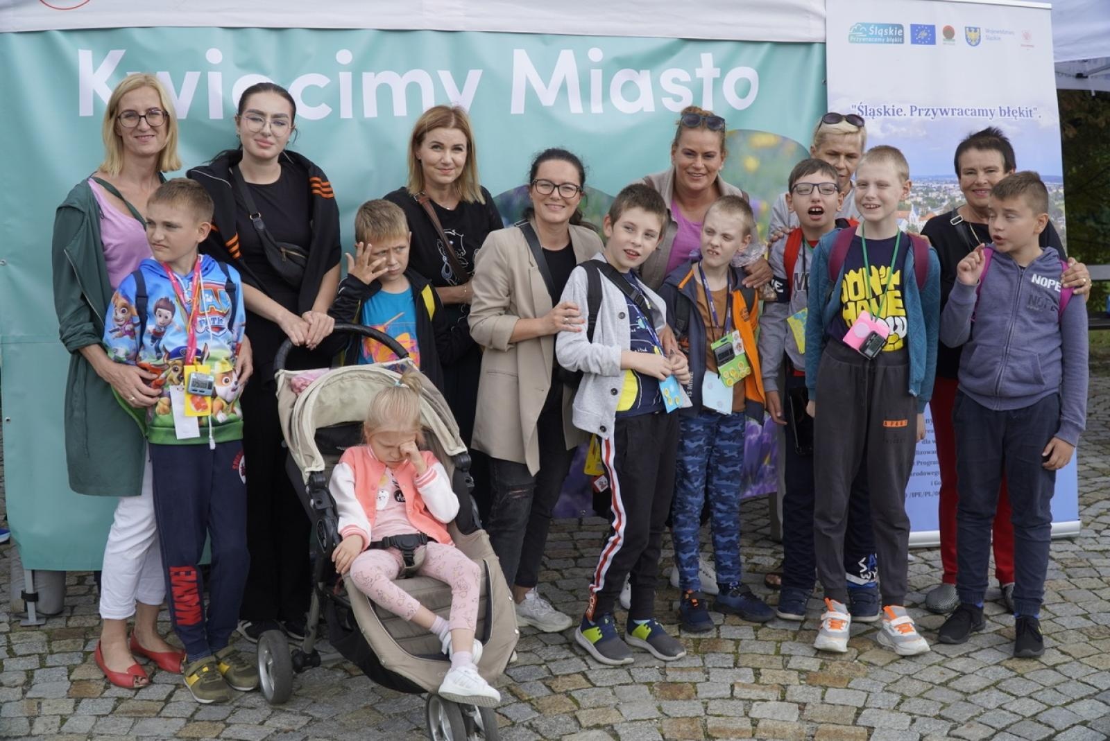 Zdjęcie w galerii na portalu naszraciborz.pl: Miasto wraz z dziećmi i mieszkańcami zasadziło krokusy wiadomości z regionu