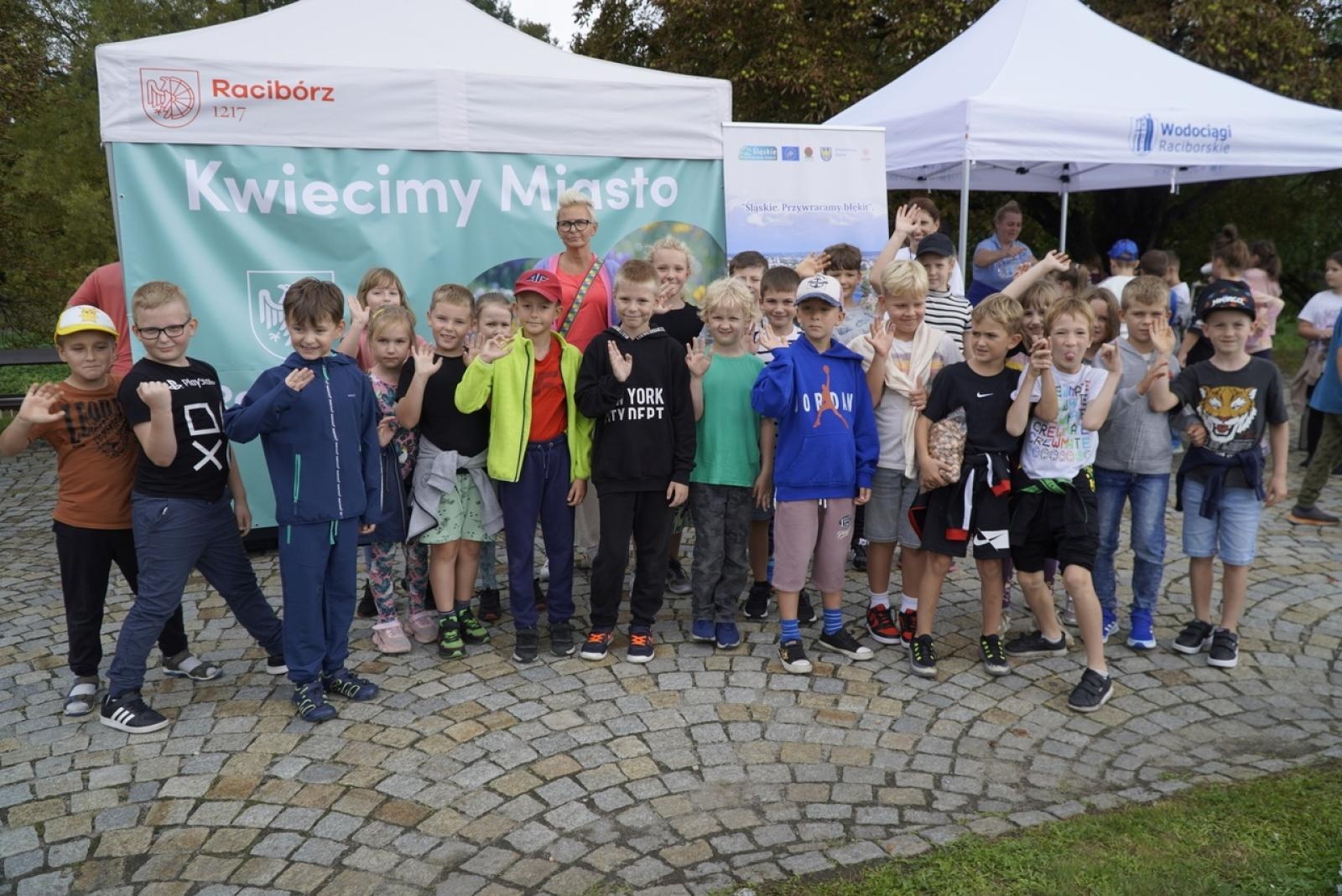 Zdjęcie w galerii na portalu naszraciborz.pl: Miasto wraz z dziećmi i mieszkańcami zasadziło krokusy wiadomości z regionu