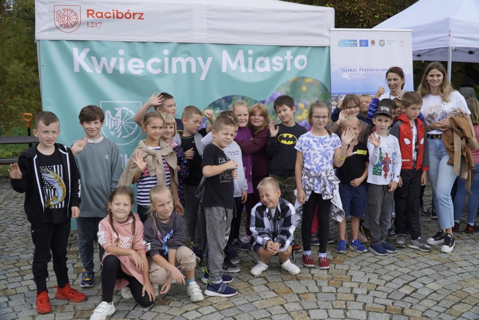 Zdjęcie w galerii na portalu naszraciborz.pl: Miasto wraz z dziećmi i mieszkańcami zasadziło krokusy wiadomości z regionu