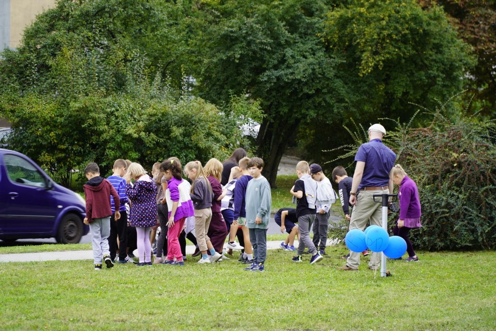 Zdjęcie w galerii na portalu naszraciborz.pl: Miasto wraz z dziećmi i mieszkańcami zasadziło krokusy wiadomości z regionu