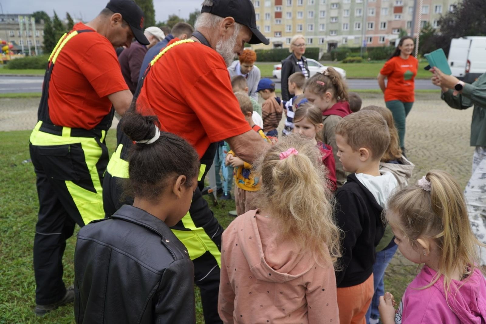 Zdjęcie w galerii na portalu naszraciborz.pl: Miasto wraz z dziećmi i mieszkańcami zasadziło krokusy wiadomości z regionu