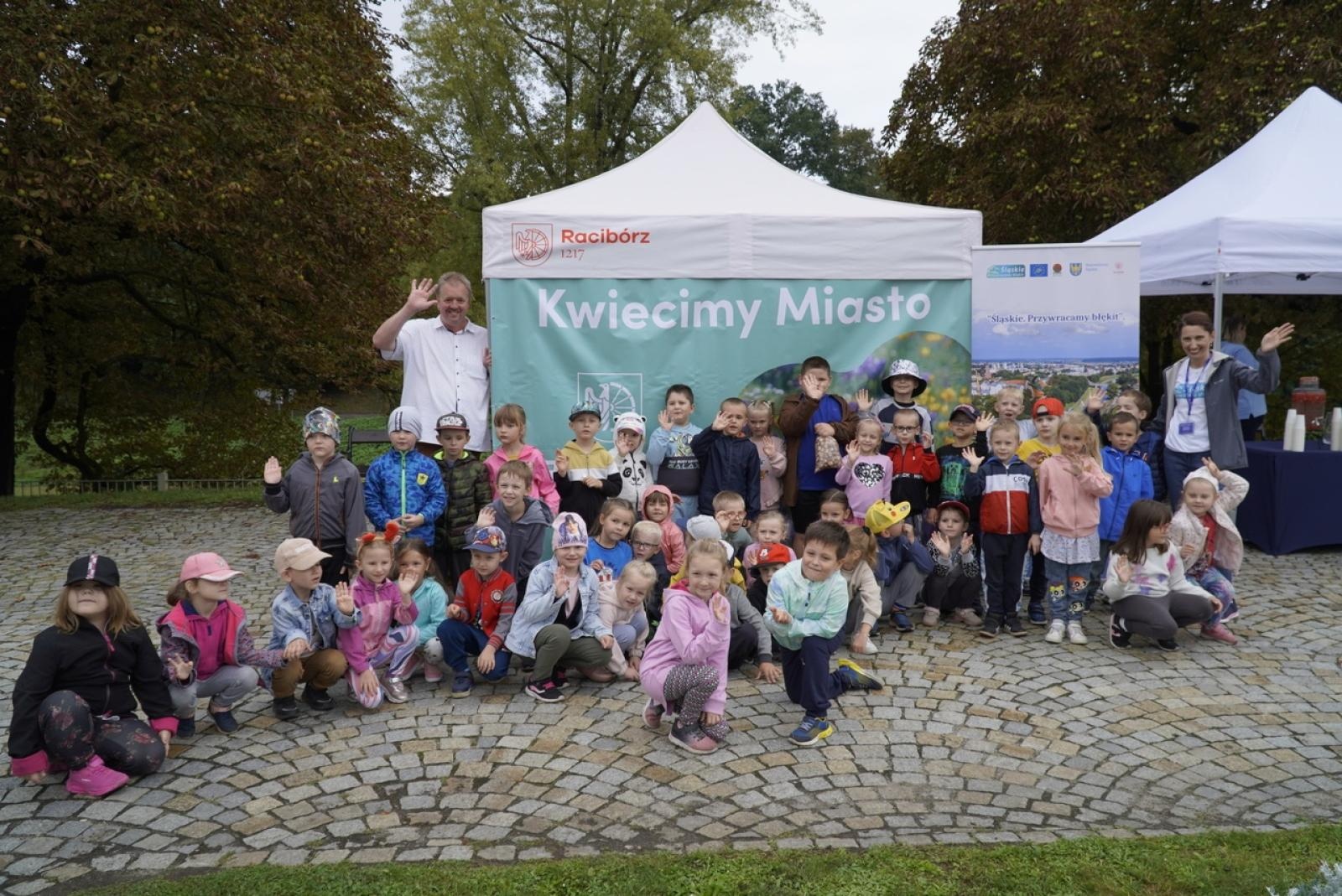 Zdjęcie w galerii na portalu naszraciborz.pl: Miasto wraz z dziećmi i mieszkańcami zasadziło krokusy wiadomości z regionu