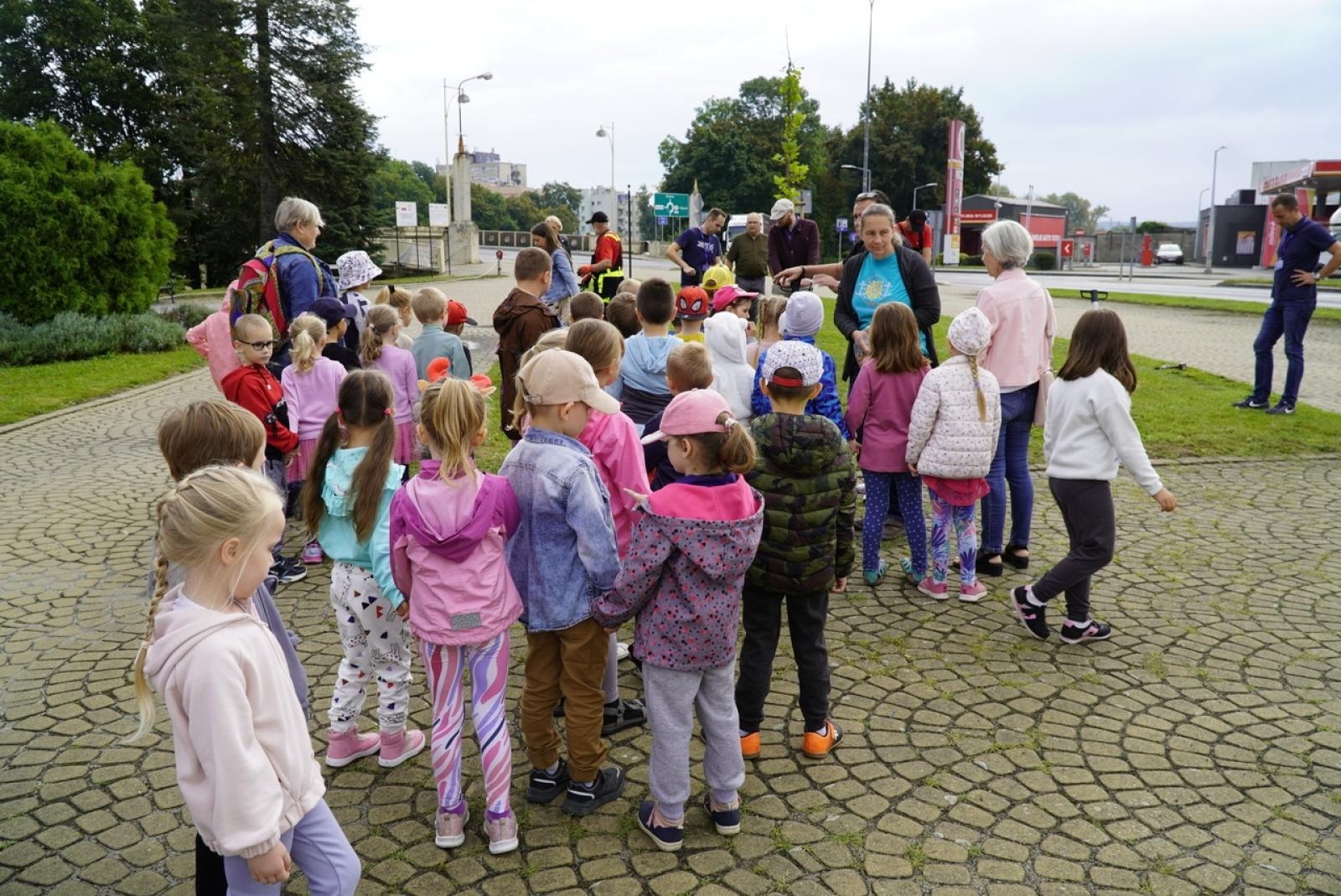 Zdjęcie w galerii na portalu naszraciborz.pl: Miasto wraz z dziećmi i mieszkańcami zasadziło krokusy wiadomości z regionu
