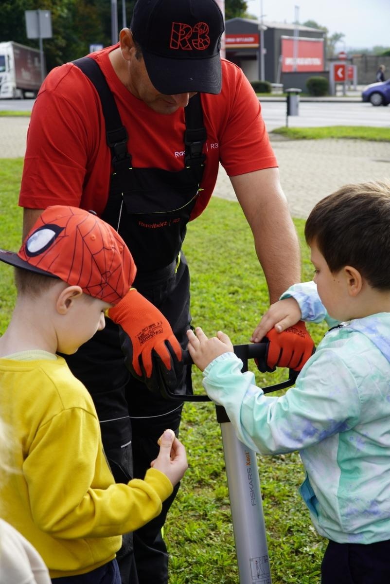 Zdjęcie w galerii na portalu naszraciborz.pl: Miasto wraz z dziećmi i mieszkańcami zasadziło krokusy wiadomości z regionu