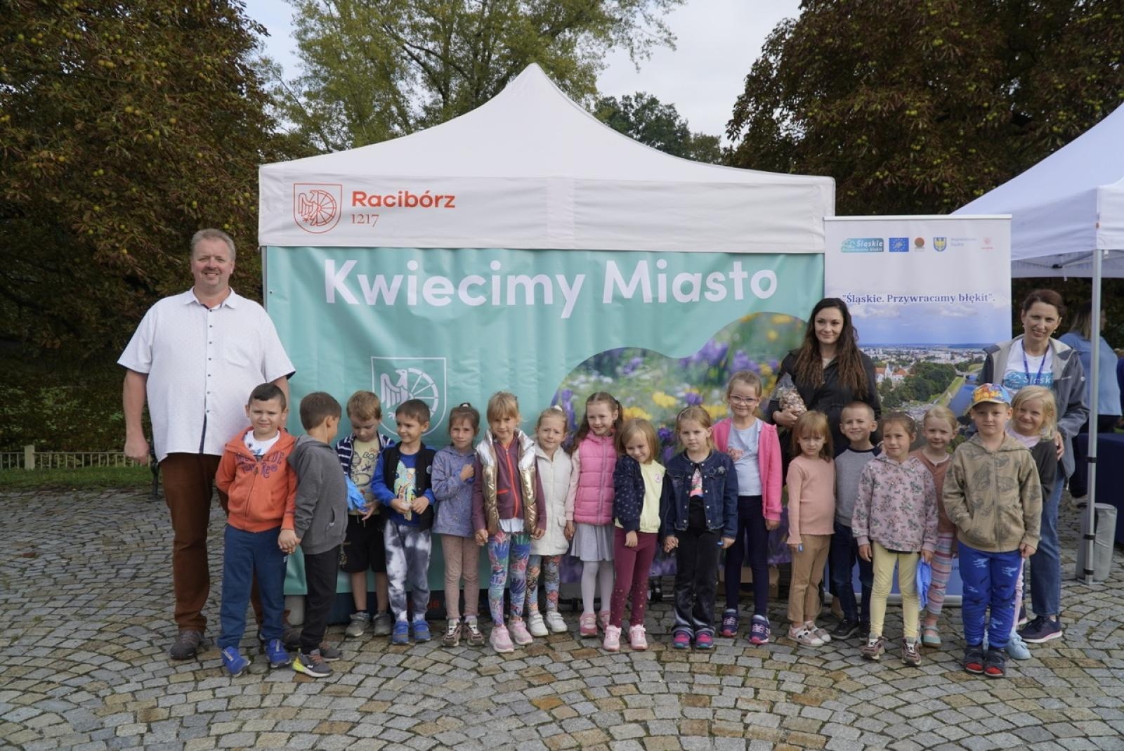 Zdjęcie w galerii na portalu naszraciborz.pl: Miasto wraz z dziećmi i mieszkańcami zasadziło krokusy wiadomości z regionu