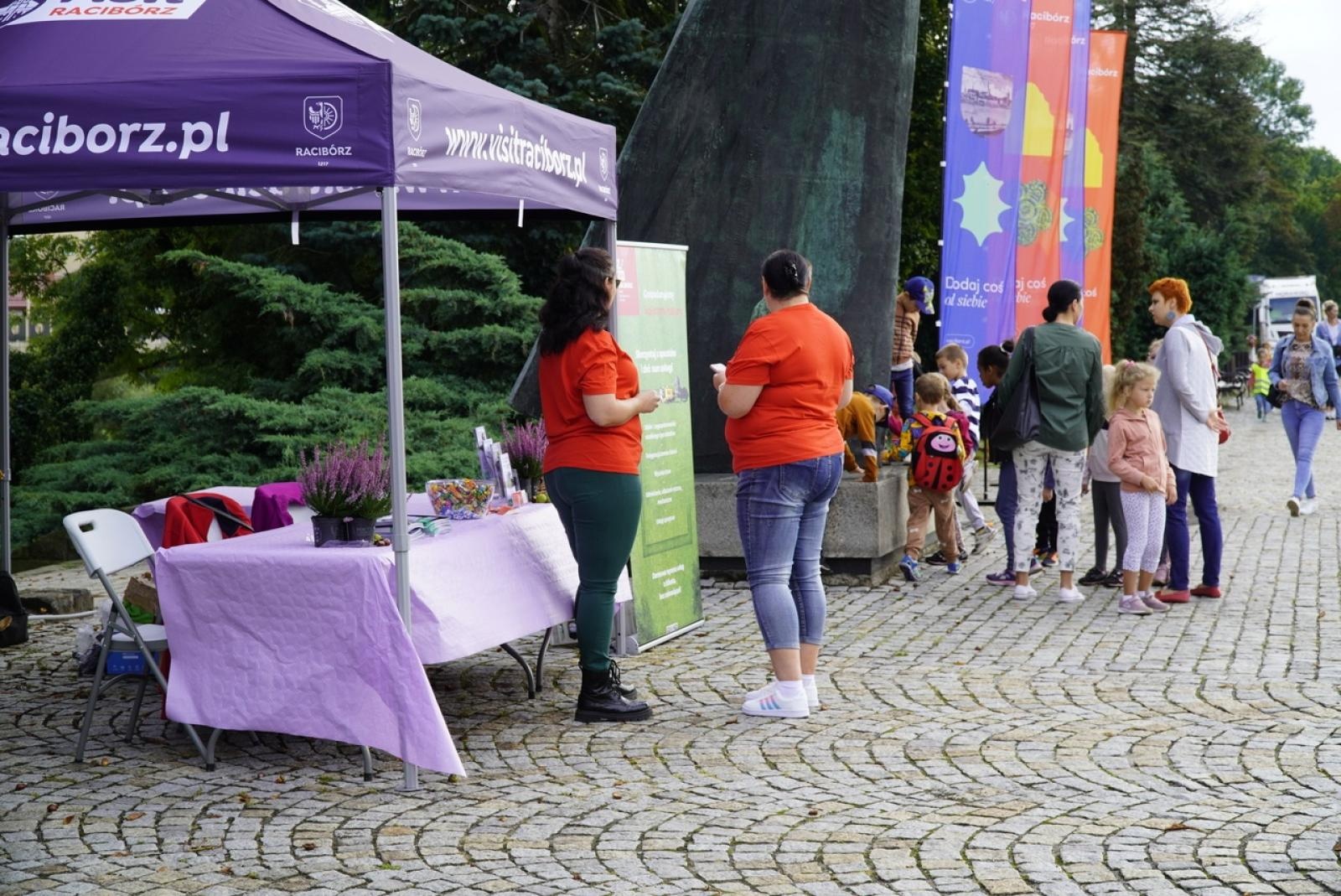 Zdjęcie w galerii na portalu naszraciborz.pl: Miasto wraz z dziećmi i mieszkańcami zasadziło krokusy wiadomości z regionu