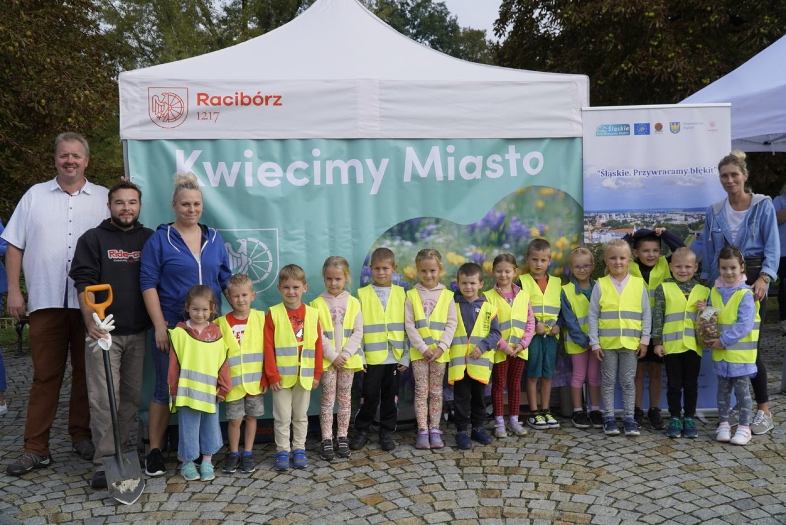 Zdjęcie w galerii na portalu naszraciborz.pl: Miasto wraz z dziećmi i mieszkańcami zasadziło krokusy wiadomości z regionu