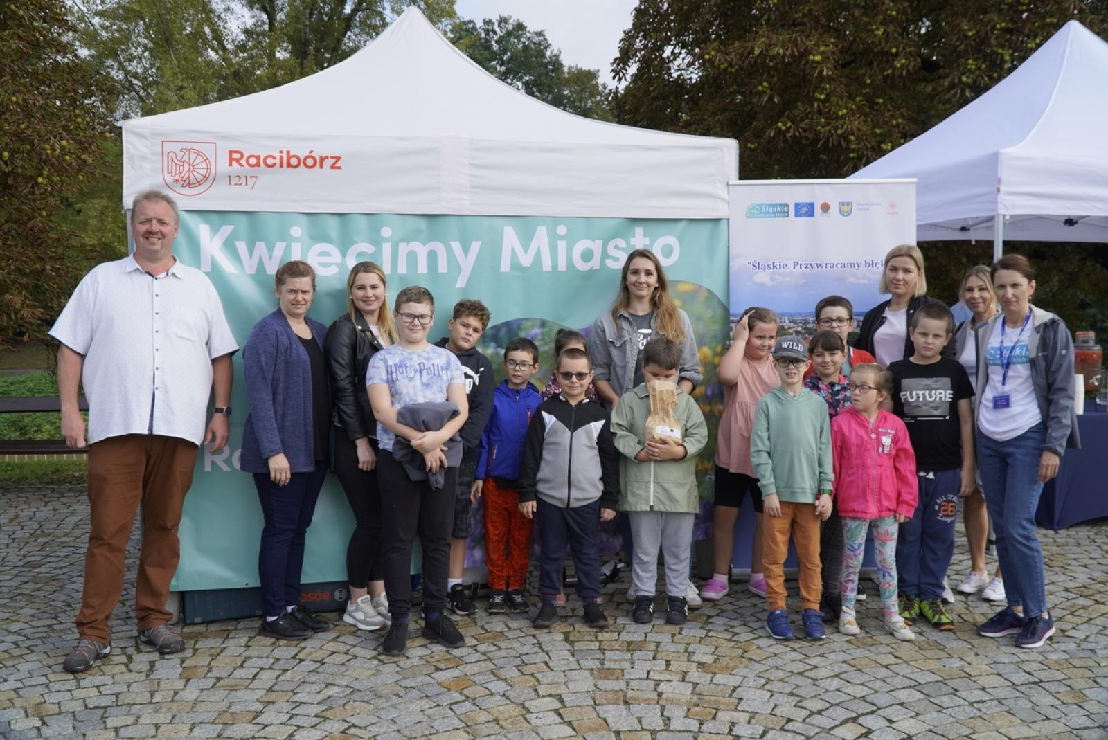 Zdjęcie w galerii na portalu naszraciborz.pl: Miasto wraz z dziećmi i mieszkańcami zasadziło krokusy wiadomości z regionu