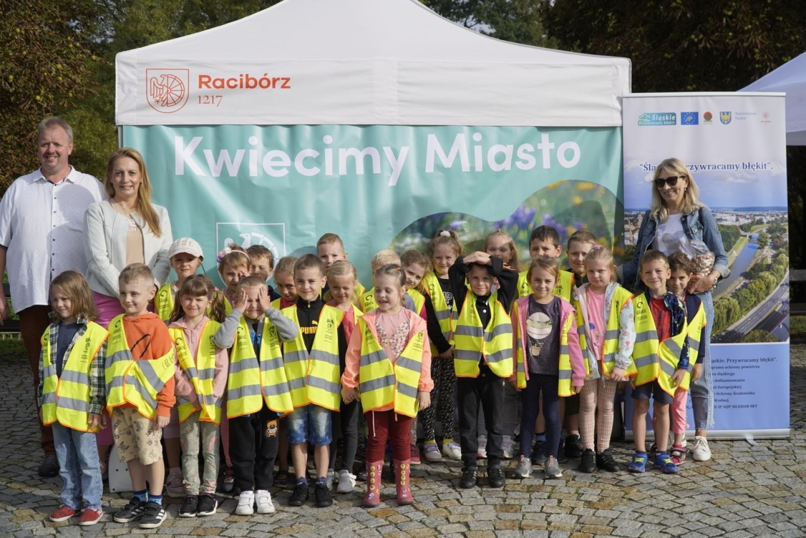 Zdjęcie w galerii na portalu naszraciborz.pl: Miasto wraz z dziećmi i mieszkańcami zasadziło krokusy wiadomości z regionu