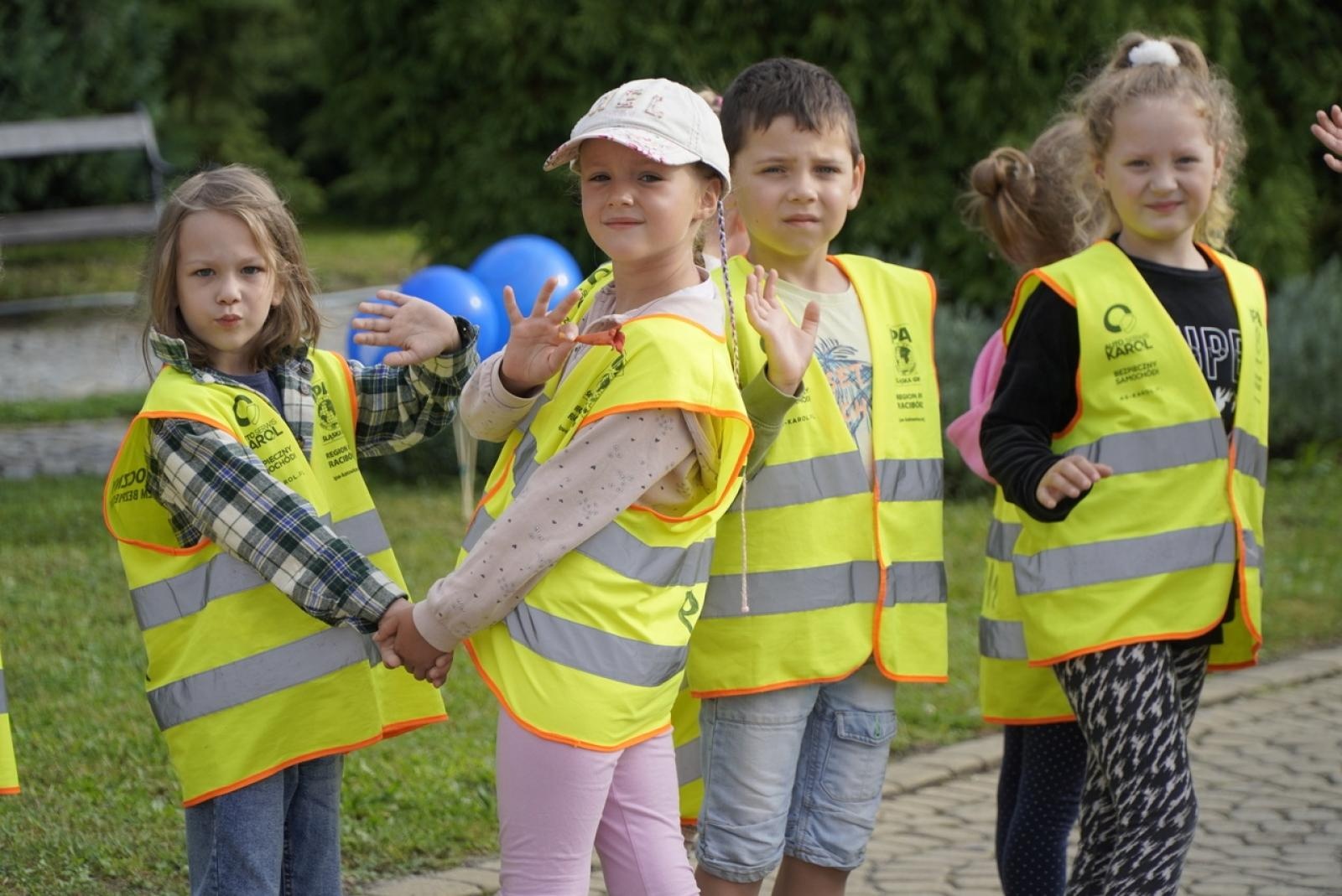 Zdjęcie w galerii na portalu naszraciborz.pl: Miasto wraz z dziećmi i mieszkańcami zasadziło krokusy wiadomości z regionu