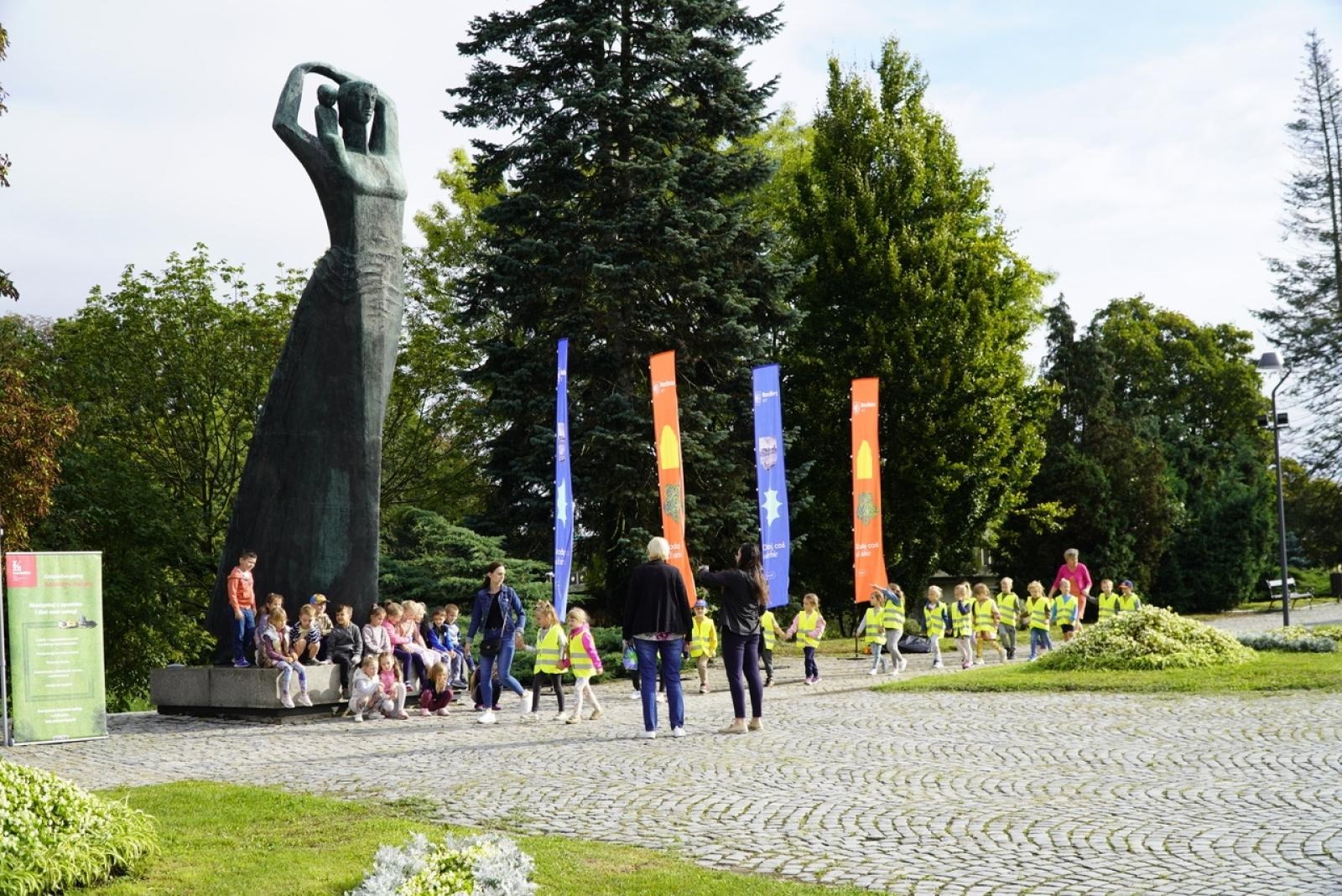 Zdjęcie w galerii na portalu naszraciborz.pl: Miasto wraz z dziećmi i mieszkańcami zasadziło krokusy wiadomości z regionu