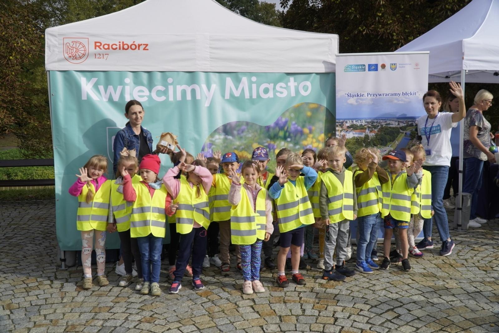 Zdjęcie w galerii na portalu naszraciborz.pl: Miasto wraz z dziećmi i mieszkańcami zasadziło krokusy wiadomości z regionu