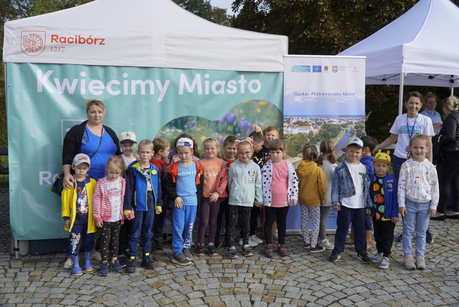 Zdjęcie w galerii na portalu naszraciborz.pl: Miasto wraz z dziećmi i mieszkańcami zasadziło krokusy wiadomości z regionu