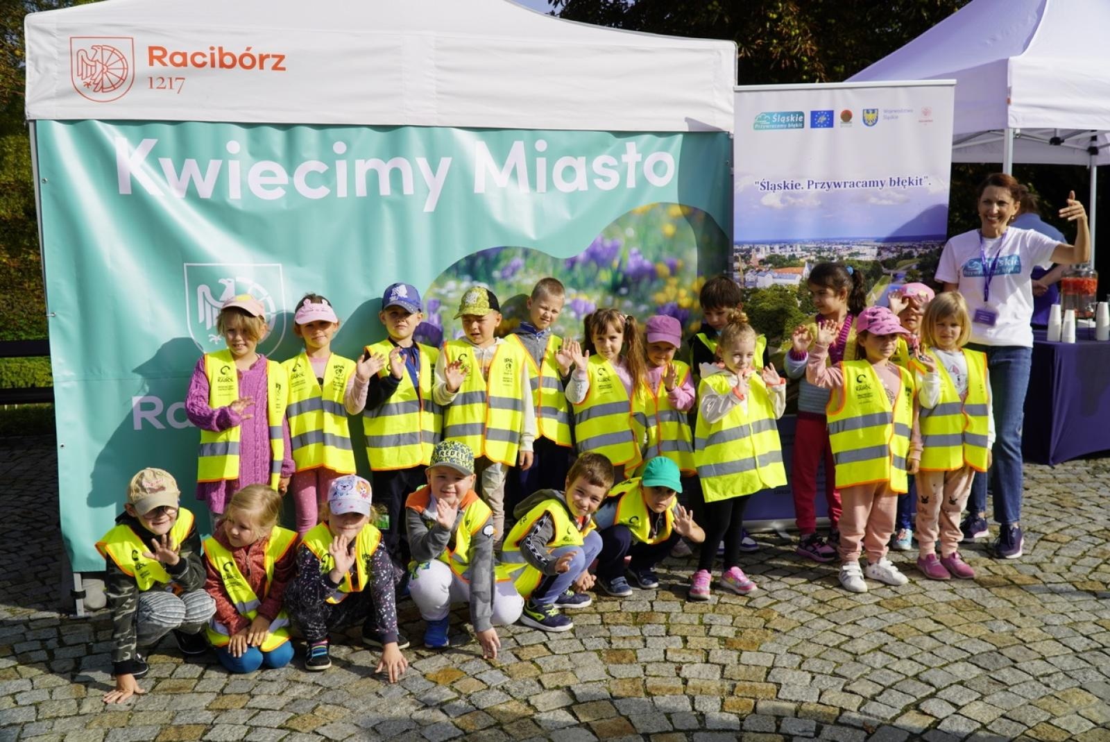 Zdjęcie w galerii na portalu naszraciborz.pl: Miasto wraz z dziećmi i mieszkańcami zasadziło krokusy wiadomości z regionu