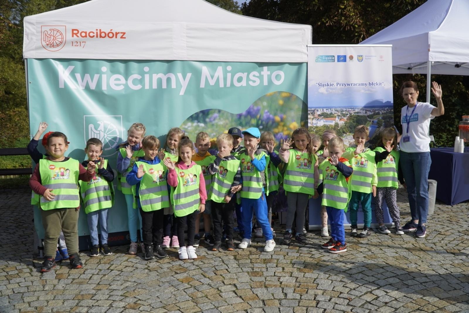 Zdjęcie w galerii na portalu naszraciborz.pl: Miasto wraz z dziećmi i mieszkańcami zasadziło krokusy wiadomości z regionu