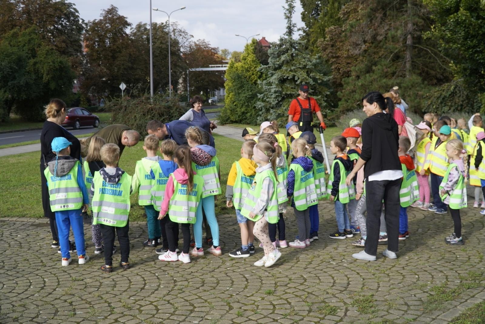 Zdjęcie w galerii na portalu naszraciborz.pl: Miasto wraz z dziećmi i mieszkańcami zasadziło krokusy wiadomości z regionu