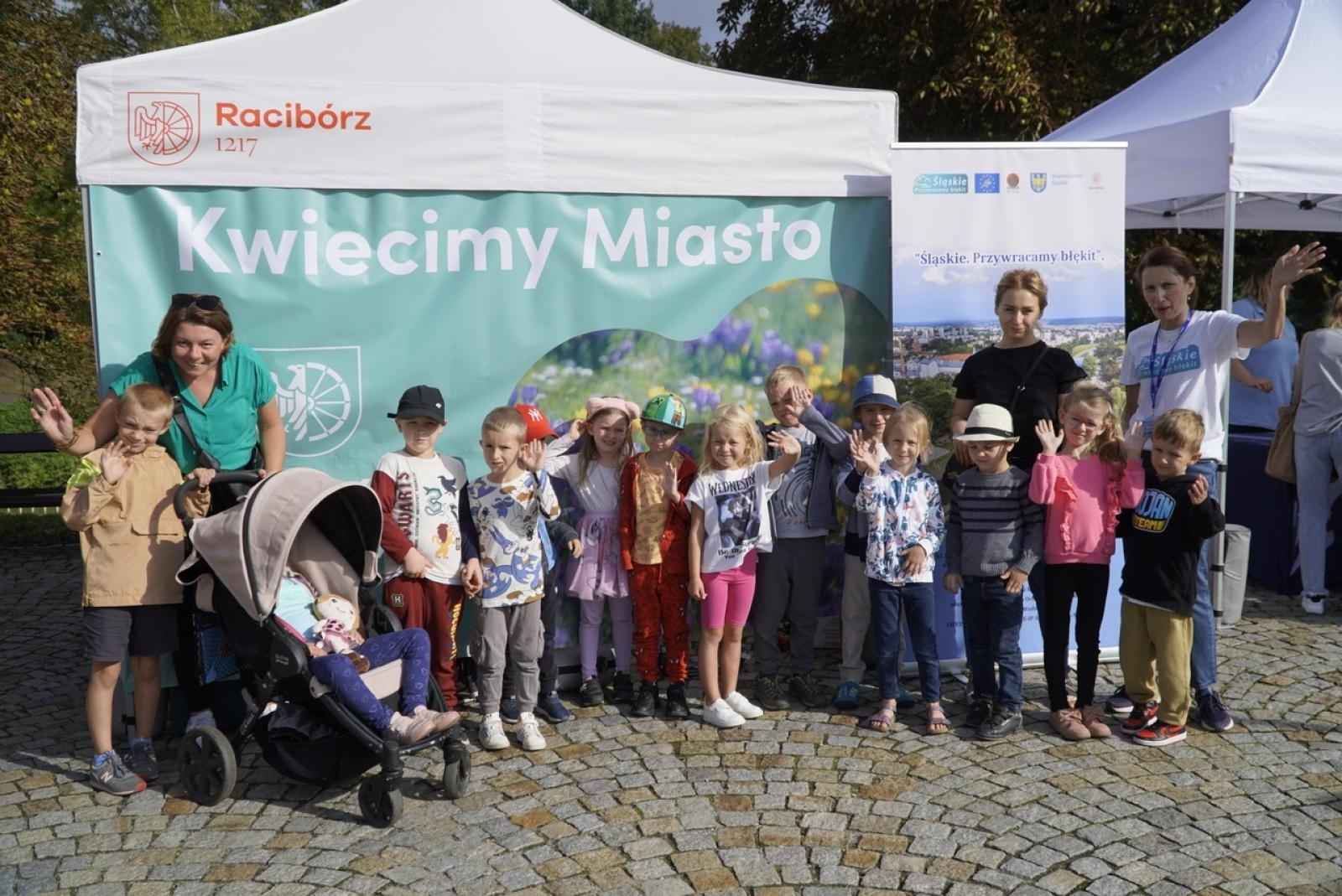 Zdjęcie w galerii na portalu naszraciborz.pl: Miasto wraz z dziećmi i mieszkańcami zasadziło krokusy wiadomości z regionu