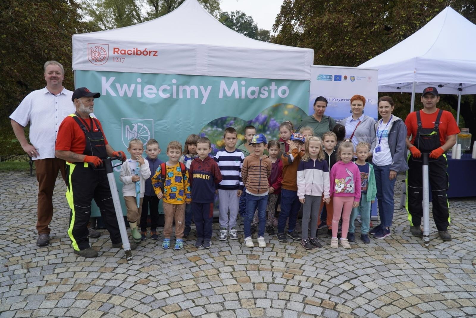 Zdjęcie w galerii na portalu naszraciborz.pl: Miasto wraz z dziećmi i mieszkańcami zasadziło krokusy wiadomości z regionu