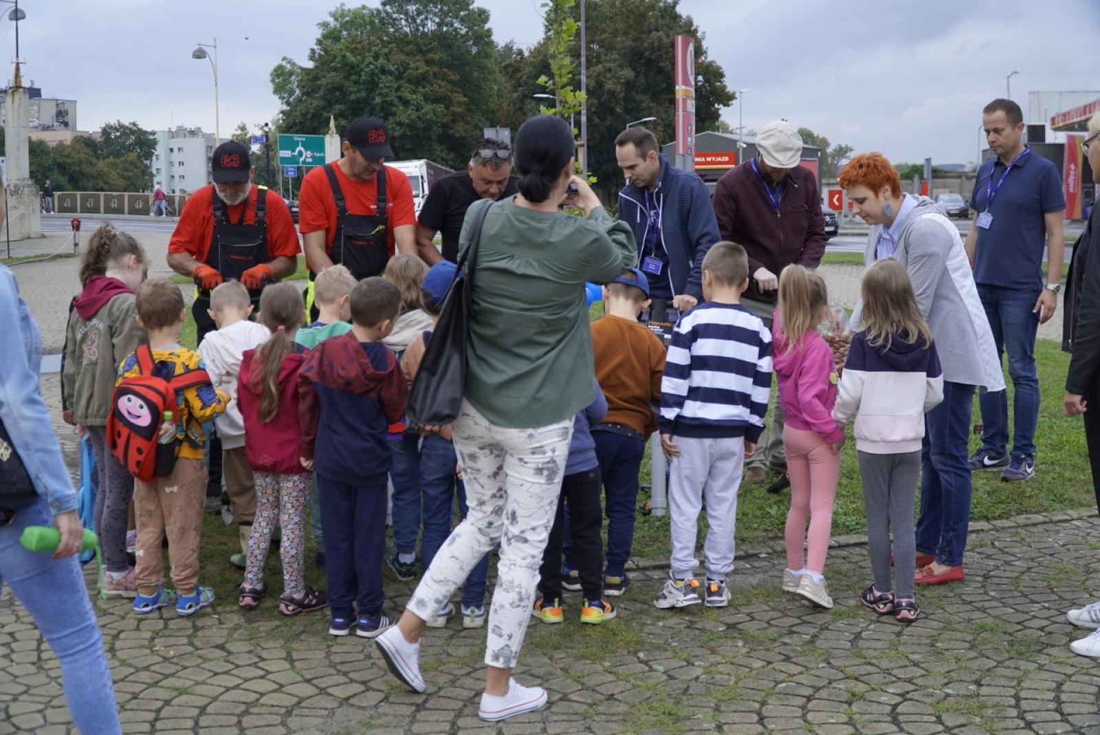 Zdjęcie w galerii na portalu naszraciborz.pl: Miasto wraz z dziećmi i mieszkańcami zasadziło krokusy wiadomości z regionu