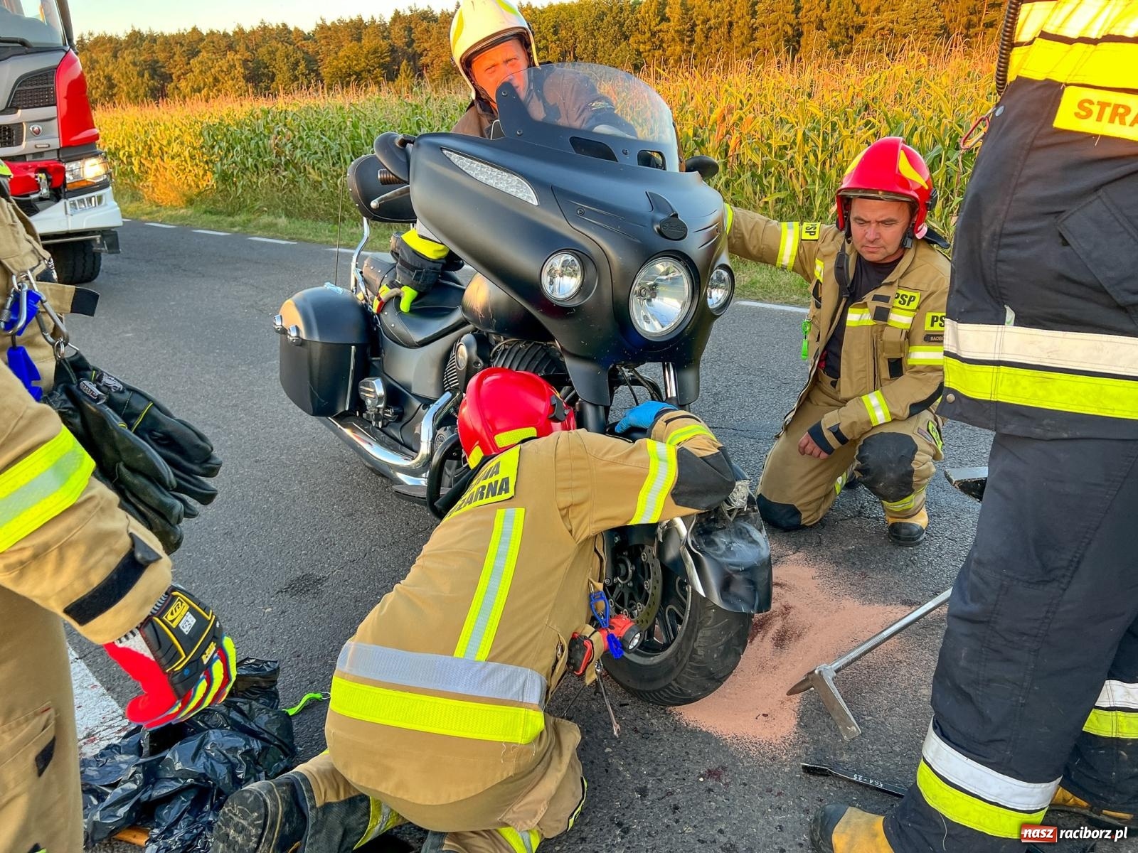 Zdjęcie w galerii na portalu naszraciborz.pl: Zderzenie motocykla i osobówki na Drzewieckiego. 30 tys. zł strat [FOTO] wiadomości z regionu